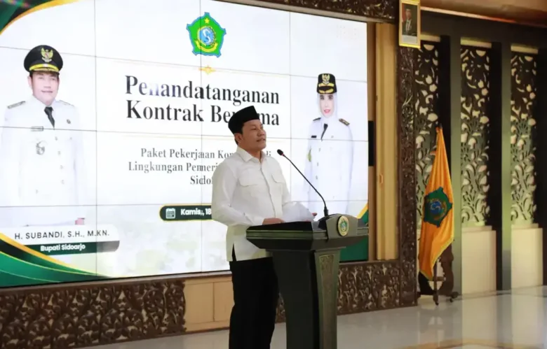 Bupati Sidoarjo, Subandi memberikan pandangan usai penandatanganan kontrak bersama paket pekerjaan konstruksi tahun anggaran 2026, dengan Pejabat PPK, konsultan pengawas dan kontraktor pelaksana, Kamis (18/6/2026) (foto: istimewa)