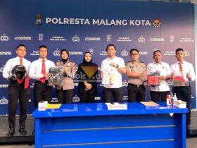 Kasatreskrim Polresta Malang Kota, AKP Rakhmad Aji Prabowo, saat menyampaikan keterangan pers terkait pengungkapan kasus penjambretan lansia di kawasan Polehan, Kecamatan Blimbing, Kota Malang. (blok-a.com / M Berril Labiq)