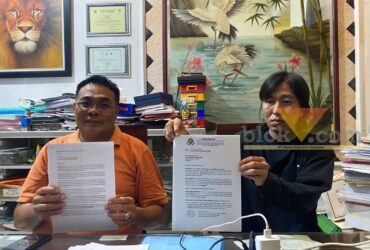 Budi dan pengacaranya, Sumardhan menunjukkan bukti gugatan terhadap tetangga rumah kosnya ke awak media (blok-a/Bob Bimantara Leander)