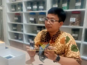dr. Muzakky saat menjelaskan kegunaan alat holter jantung atau holter monitoring (foto: Blok-a.com/Ananda)