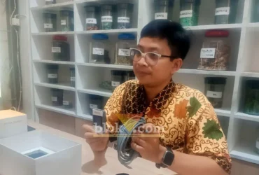 dr. Muzakky saat menjelaskan kegunaan alat holter jantung atau holter monitoring (foto: Blok-a.com/Ananda)