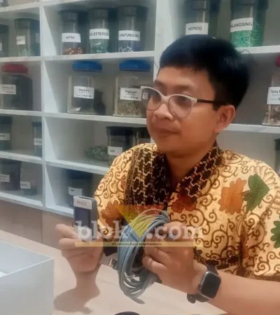dr. Muzakky saat menjelaskan kegunaan alat holter jantung atau holter monitoring (foto: Blok-a.com/Ananda)