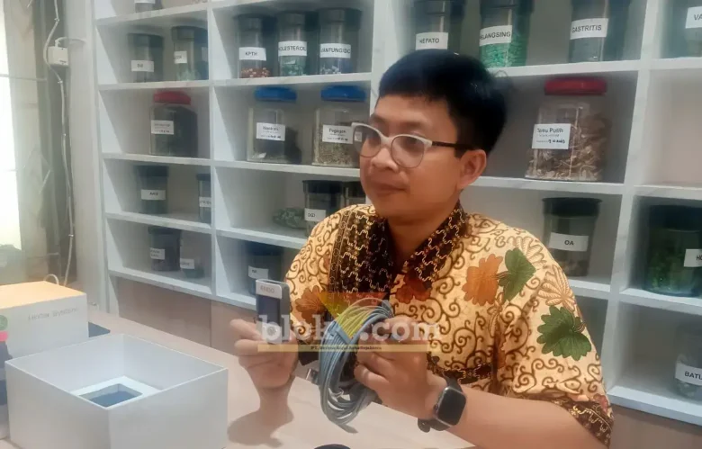 dr. Muzakky saat menjelaskan kegunaan alat holter jantung atau holter monitoring (foto: Blok-a.com/Ananda)