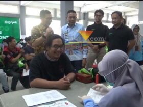 Wali Kota Malang, Wahyu Hidayat saat meninjau cek kesehatan gratis (blok-a.com / Yogga Ardiawan)