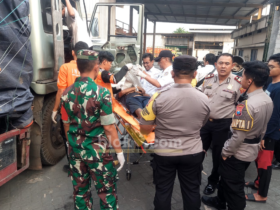 Petugas sedang mengevakuasi korban yang meninggal mendadak di kabin truk (foto: Blok-a.com/Syahrul Wijaya)