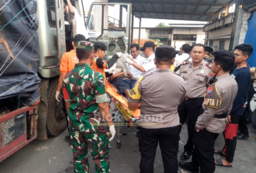 Petugas sedang mengevakuasi korban yang meninggal mendadak di kabin truk (foto: Blok-a.com/Syahrul Wijaya)