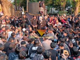 Ketua DPRD Kota Malang, Amithya Ratnanggani Sirraduhita, merespons langsung aksi unjuk rasa yang digelar elemen mahasiswa di depan gedung dewan pada Senin (15/6/2026) kemarin. (blok-a.com / Yogga Ardiawan)