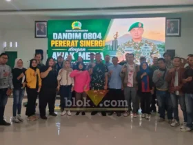 Dandim 0804 Magetan saat berfoto bersama puluhan jurnalis (foto: Blok-a.com/Ananda)