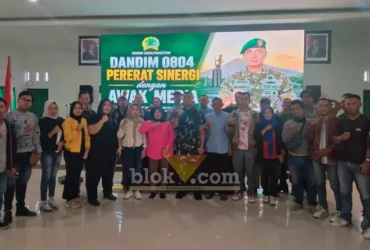 Dandim 0804 Magetan saat berfoto bersama puluhan jurnalis (foto: Blok-a.com/Ananda)