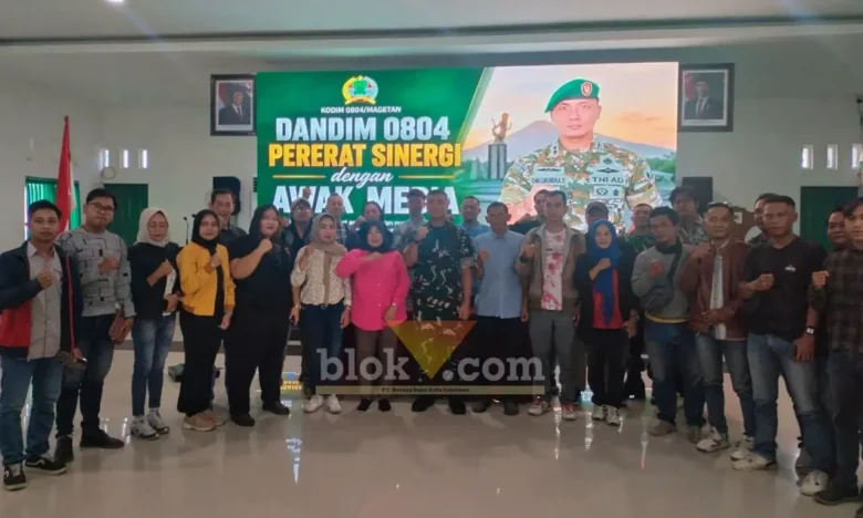 Dandim 0804 Magetan saat berfoto bersama puluhan jurnalis (foto: Blok-a.com/Ananda)