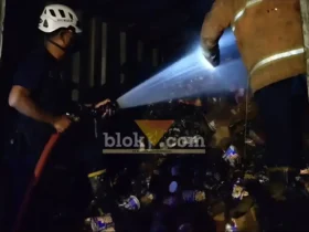 Truk bermuatan mi instan cup yang terbakar di jalan raya desa Lebaksono, Pungging, Mojokerto (foto: Blok-a.com/Syahrul Wijaya)