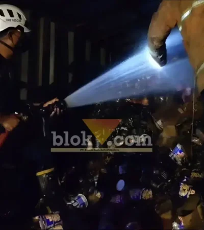 Truk bermuatan mi instan cup yang terbakar di jalan raya desa Lebaksono, Pungging, Mojokerto (foto: Blok-a.com/Syahrul Wijaya)
