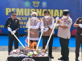 pemusnahan jutaan batang rokok ilegal di kawasan Sentra Industri Hasil Tembakau (SIHT), Desa Candipari, Kecamatan Porong, Rabu (24/6/2026) (foto: istimewa)
