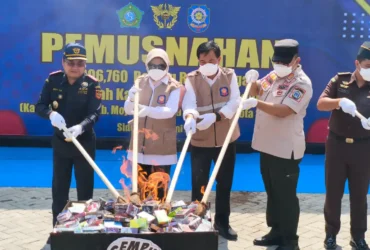 pemusnahan jutaan batang rokok ilegal di kawasan Sentra Industri Hasil Tembakau (SIHT), Desa Candipari, Kecamatan Porong, Rabu (24/6/2026) (foto: istimewa)