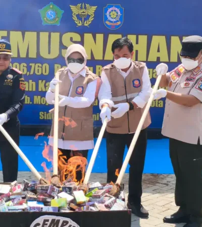 pemusnahan jutaan batang rokok ilegal di kawasan Sentra Industri Hasil Tembakau (SIHT), Desa Candipari, Kecamatan Porong, Rabu (24/6/2026) (foto: istimewa)