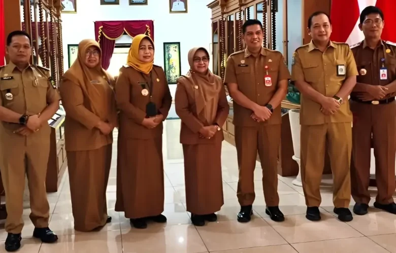 Kepala Dinas Kepemudaan dan Olahraga (Dispora) Provinsi Jawa Timur, Hadi Wawan Guntur, dan Bupati Magetan Nanik Endang Rusminiarti usai serah terima SK Bantuan Pembangunan Sirkuit Suryo, Selasa (2/6/2026) (foto: Ist)