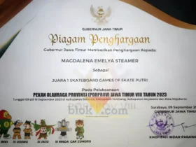 Piagam penghargaan Magdalena sebagai peraih medali emas nomor Skateboard Games of Skate putri pada Pekan Olahraga Provinsi (Porprov) Jawa Timur VIII Tahun 2023 (foto: Blok-a.com/Fajar)