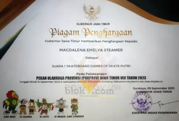 Piagam penghargaan Magdalena sebagai peraih medali emas nomor Skateboard Games of Skate putri pada Pekan Olahraga Provinsi (Porprov) Jawa Timur VIII Tahun 2023 (foto: Blok-a.com/Fajar)