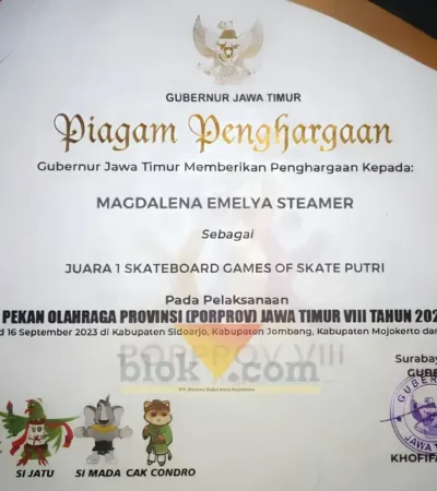 Piagam penghargaan Magdalena sebagai peraih medali emas nomor Skateboard Games of Skate putri pada Pekan Olahraga Provinsi (Porprov) Jawa Timur VIII Tahun 2023 (foto: Blok-a.com/Fajar)