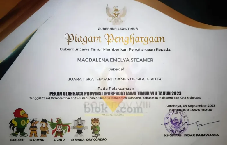 Piagam penghargaan Magdalena sebagai peraih medali emas nomor Skateboard Games of Skate putri pada Pekan Olahraga Provinsi (Porprov) Jawa Timur VIII Tahun 2023 (foto: Blok-a.com/Fajar)