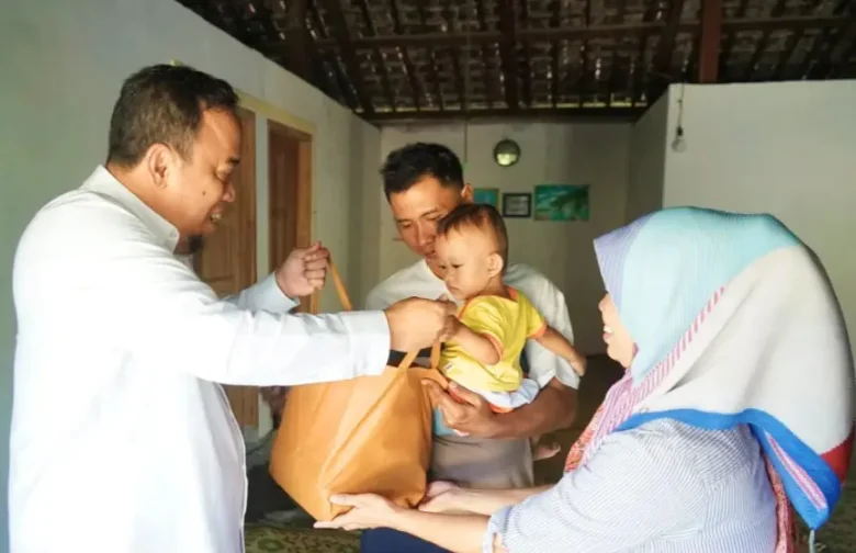 Wakil Bupati Magetan, Suyatni Priasmoro, melakukan pemantauan langsung terhadap perkembangan balita penerima pendampingan dalam Program Anting Emas (Anak Stunting Terintegrasi Magetan Sehat), Selasa (2/6/2026) (foto: ist)