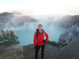Caption : Artis dan model Raline Shah, saat berkunjung ke Kawah Ijen (foto: Istimewa)