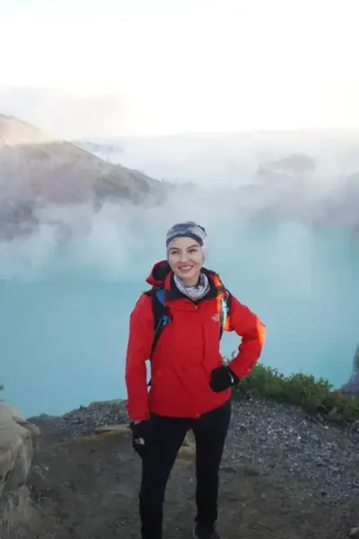 Caption : Artis dan model Raline Shah, saat berkunjung ke Kawah Ijen (foto: Istimewa)
