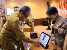 Sekda Gresik, Achmad Washil Miftahul Rachman simulasikan penerapan sistem pemungutan suara elektronik atau e-voting Pilkades (foto: istimewa)