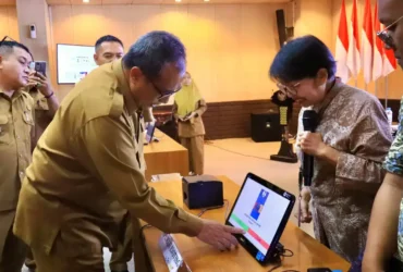 Sekda Gresik, Achmad Washil Miftahul Rachman simulasikan penerapan sistem pemungutan suara elektronik atau e-voting Pilkades (foto: istimewa)