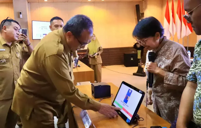 Sekda Gresik, Achmad Washil Miftahul Rachman simulasikan penerapan sistem pemungutan suara elektronik atau e-voting Pilkades (foto: istimewa)