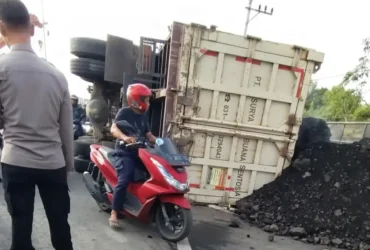 Truk Batu Bara Terguling Tutupi Jalan Pantura Manyar Gresik sebabkan macet parah (foto: istimewa)