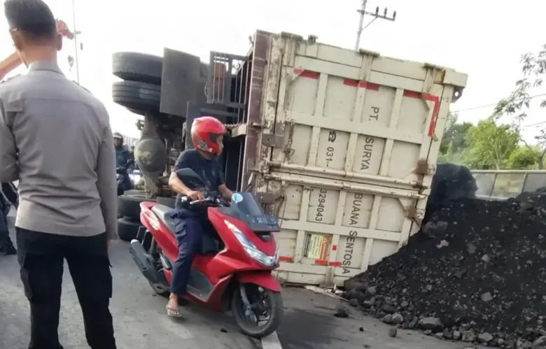 Truk Batu Bara Terguling Tutupi Jalan Pantura Manyar Gresik sebabkan macet parah (foto: istimewa)