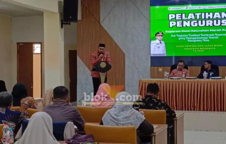 Wakil Bupati Mojokerto Muhammad Rizal Octavian saat memberikan paparan kepada pengurus Koperasi Desa/Kelurahan Merah Putih di aula dinas pendidikan kabupaten Mojokerto (foto: Blok-a.com/Syahrul Wijaya)