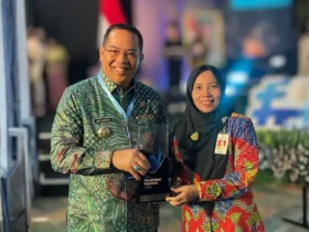 Wali Kota Probolinggo, Aminuddin didampingi Kepala Dinas (Kadis) Pendidikan dan Kebudayaan Kota Probolinggo saat menerima penghargaan BSAN dari Kemendikdasmen RI (foto: ist)