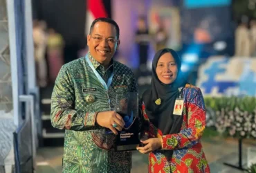 Wali Kota Probolinggo, Aminuddin didampingi Kepala Dinas (Kadis) Pendidikan dan Kebudayaan Kota Probolinggo saat menerima penghargaan BSAN dari Kemendikdasmen RI (foto: ist)
