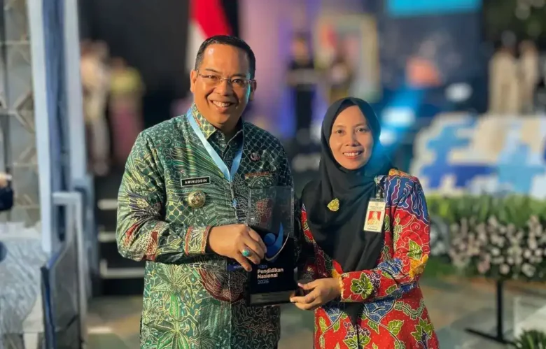 Wali Kota Probolinggo, Aminuddin didampingi Kepala Dinas (Kadis) Pendidikan dan Kebudayaan Kota Probolinggo saat menerima penghargaan BSAN dari Kemendikdasmen RI (foto: ist)