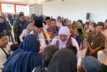 Gubernur Jawa Timur, Khofifah Indar Parawansa didampingi Bupati Malang, HM Sanusi saat disambut siswa-siswi Sekolah Rakyat Srigonco (blok-a.com / Yogga Ardiawan)
