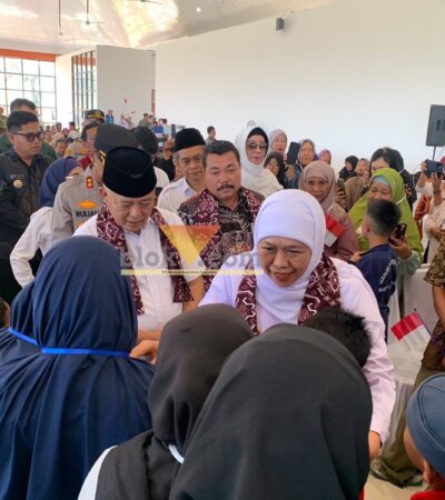 Gubernur Jawa Timur, Khofifah Indar Parawansa didampingi Bupati Malang, HM Sanusi saat disambut siswa-siswi Sekolah Rakyat Srigonco (blok-a.com / Yogga Ardiawan)