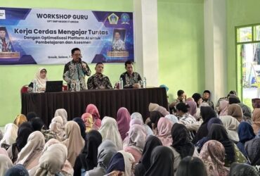 Teks foto : Sosialisasi MPLS program sekolah bersama wali murid dan Komite di aula UPT SMPN 17 Gresik.(blok-a.com/ivan)
