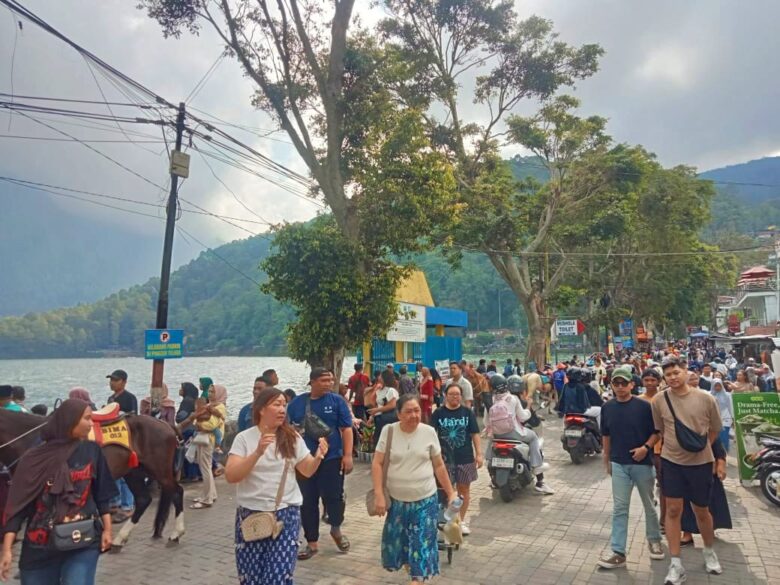 Aktivitas wisatawan di wisata telaga sarangan saat akhir pekan.