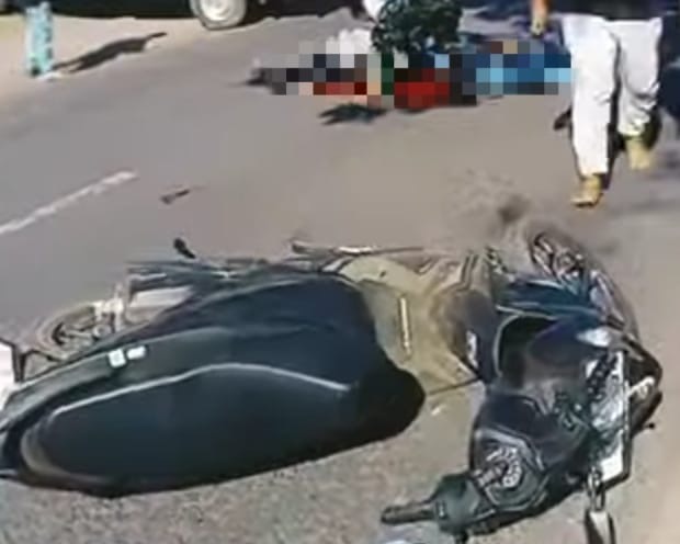 Caption : Kondisi korban usai alami Lakalantas Adu Banteng dua motor di di Jalan Raya Banyuwangi–Jember, satu korban meninggal dunia, Sabtu (25/07/2026)(blok-a.com/Kuryanto)