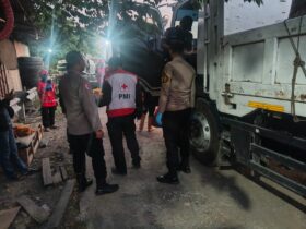 Teks: Petugas Kepolisian sedang evakuasi sopir truk yang ditemukan meninggal di dalam mobil.(blok-a.com/Syahrul Wijaya)