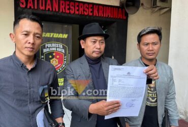 Tim Hukum Yakuza Maneges menunjukkan surat bukti laporan dugaan kasus pelecehan seksual sesama jenis yang terjadi di lingkungan salah satu ponpes di Kota Malang. (blok-a.com / M Berril Labiq)