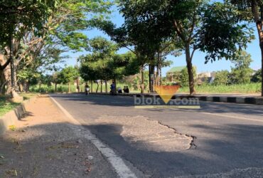 Jalan berlubang yang berada di kawasan Jalan Rajasa, Kecamatan Kedungkandang Kota Malang (blok-a.com / Yogga Ardiawan)