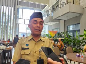 Kepala Bagian Kesejahteraan Masyarakat (Kesra) Sekretariat Daerah Kota Malang, Achmad Sholeh, saat diwawancarai awak media (blok-a.com / Yogga Ardiawan)