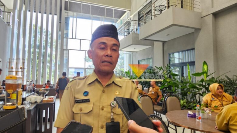Kepala Bagian Kesejahteraan Masyarakat (Kesra) Sekretariat Daerah Kota Malang, Achmad Sholeh, saat diwawancarai awak media (blok-a.com / Yogga Ardiawan)
