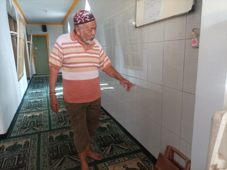 Tiga Pencuri Terekam CCTV Gasak Kotak Amal Masjid Asy Syifa di Malang