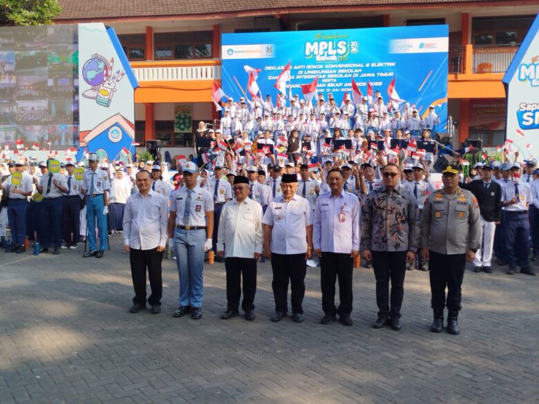 Bupati Malang, HM Sanusi bersama Menteri Pendidikan Dasar dan Menengah (Mendikdasmen) Abdul Mu'ti saat kegiatan MPLS Ramah 2026 (blok-a.com / Yogga Ardiawan)