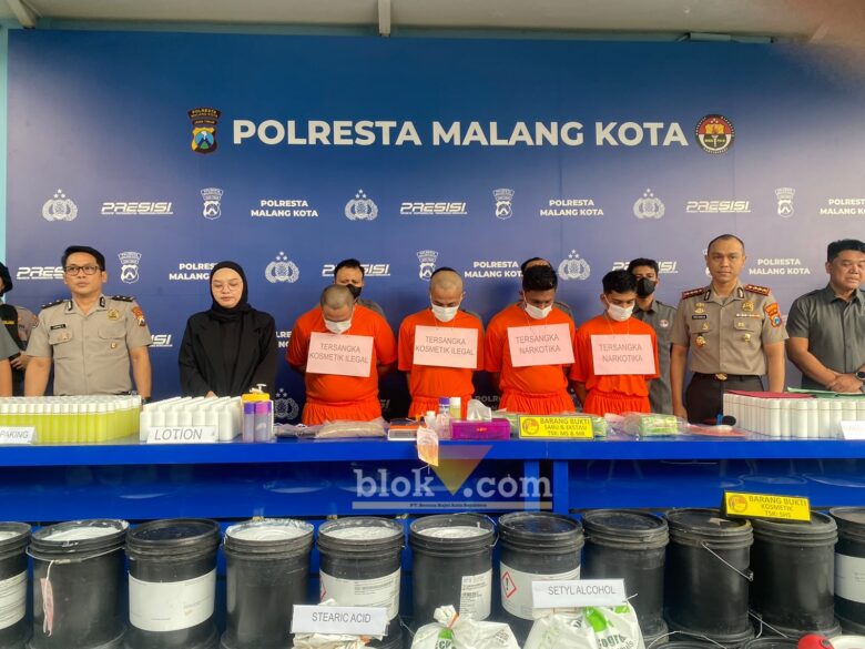 Tersangka RW dan SHS dihadirkan dalam konferensi pers pengungkapan kasus produksi kosmetik ilegal di Polresta Malang Kota. (blok-a.com / M Berril Labiq)