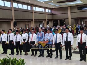 Wali Kota Malang Wahyu Hidayat mengukuhkan 11 anggota Dewan Pendidikan Kota Malang periode 2026–2030 di BBPPMPV BOE Malang, Kamis (23/7/2026). (blok-a.com / M Berril Labiq)